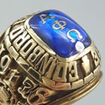 750 college gold ring with synthetic sapphire