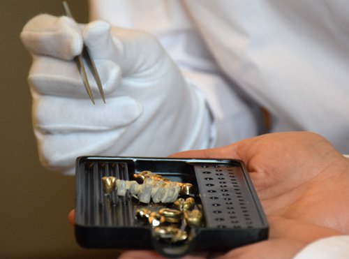 reDollar dental gold experts sorting gold crowns