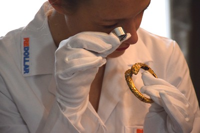reDollar expert Maria Tait is checking gold jewelry value using loupe 