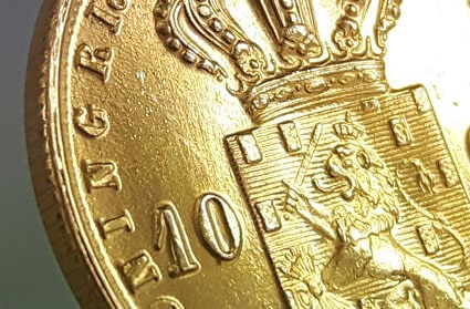 Sandy surface of faked 10 Guilders gold coin from 1897, made of 14k gold