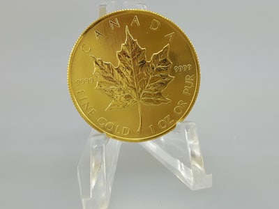 stock image: Canada Gold Coin, 1 oz or pur, Maple Leaf close-up