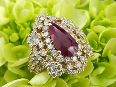 stock image: 18k yellow gold ring with pigeon blood ruby