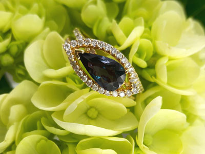 stock image: yellow gold ring with center alexandrite & diamonds