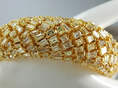stock image: yellow gold bracelet with fancy yellow diamonds