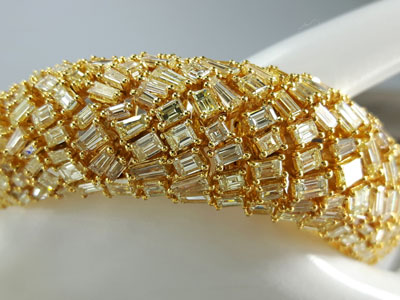 stock image: yellow gold bracelet with fancy yellow diamonds