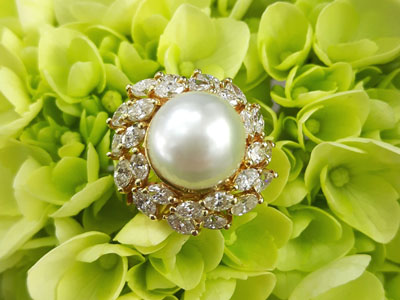 stock image: diamond and pearl ring in 18k yellow gold