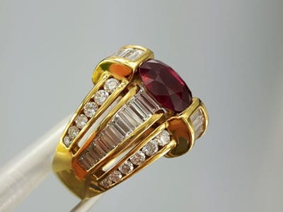 stock image: burma ruby (Myanmar) ring yellow gold and diamonds