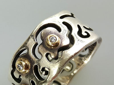 stock image: Pandora two tone ring in 14k gold and silver