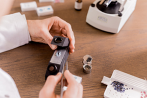 redollar expert checking topaz under the refractometer