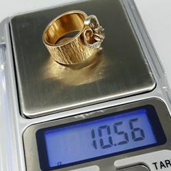 weighing vintage women's ring on scale