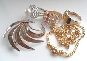 Scrap gold: 3 rings, a brooch, a chain