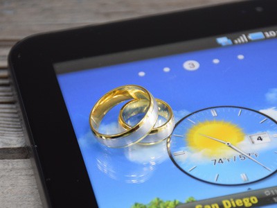 wedding rings on tablet ready to sell online