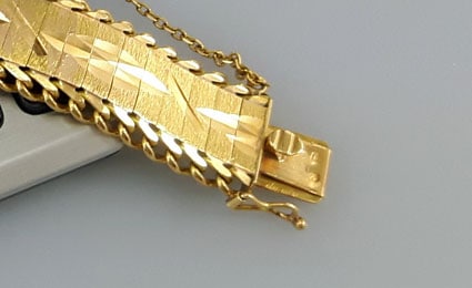 Unidentified, outworn gold marking on bracelet clasp